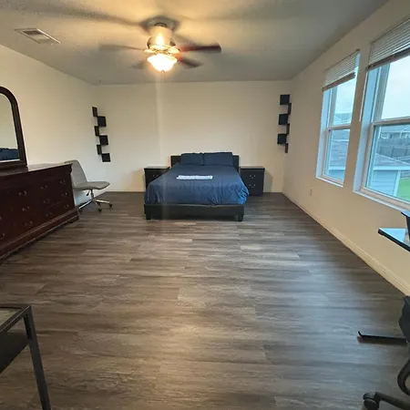 Huge Master Suite Attached Bath, Fridge, Tv 20 Mins To Tesla